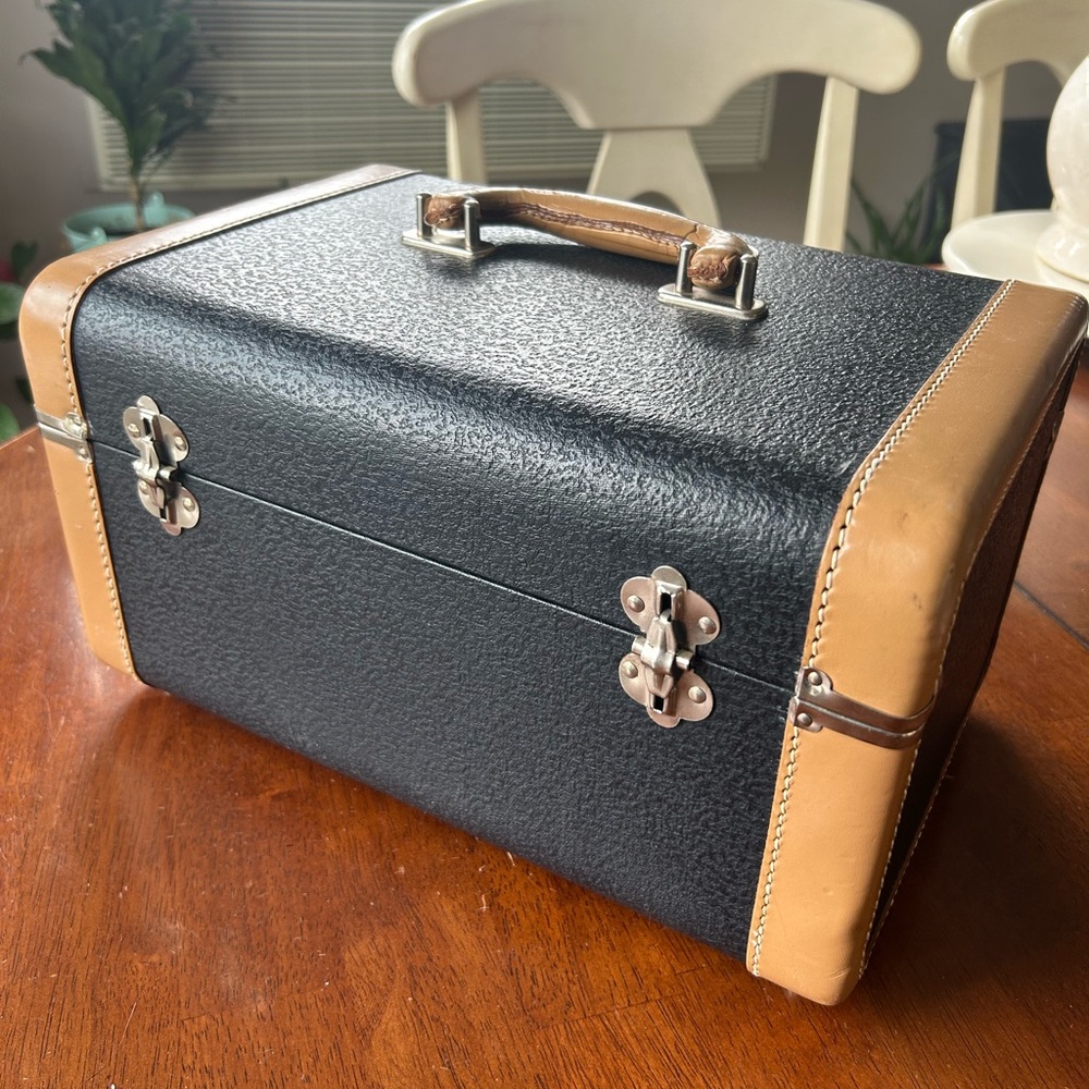VINTAGE McBrine Cosmetics Train Case Luggage EUC - Picture 7 of 16